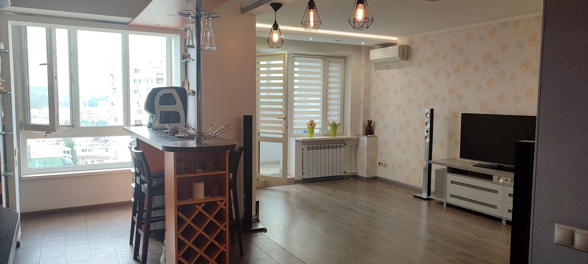 Bright, warm two-bedroom apartment with all necessary furniture and appliances