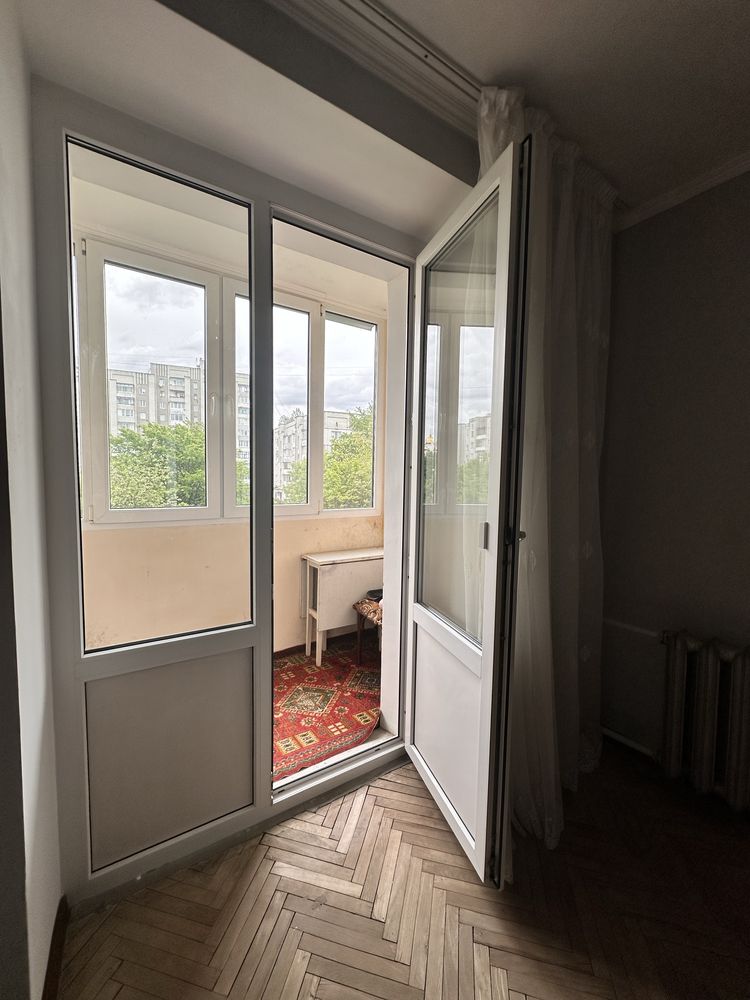2-Room Apartment near Pivdennyi Shopping Center, Vyhovskyi Street