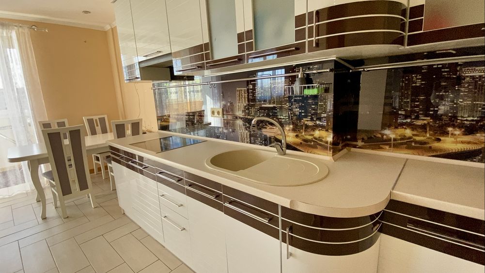Modern 2-Bedroom Apartment with Designer Kitchen
