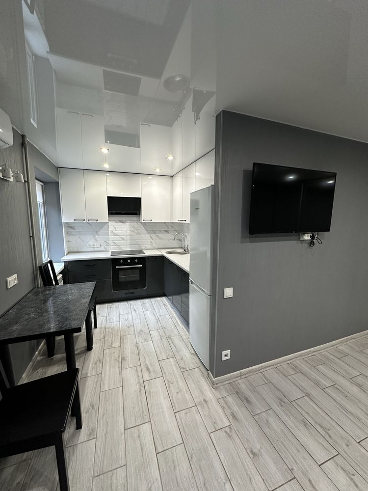 Fully Furnished 1-Bedroom Apartment with Designer Renovation