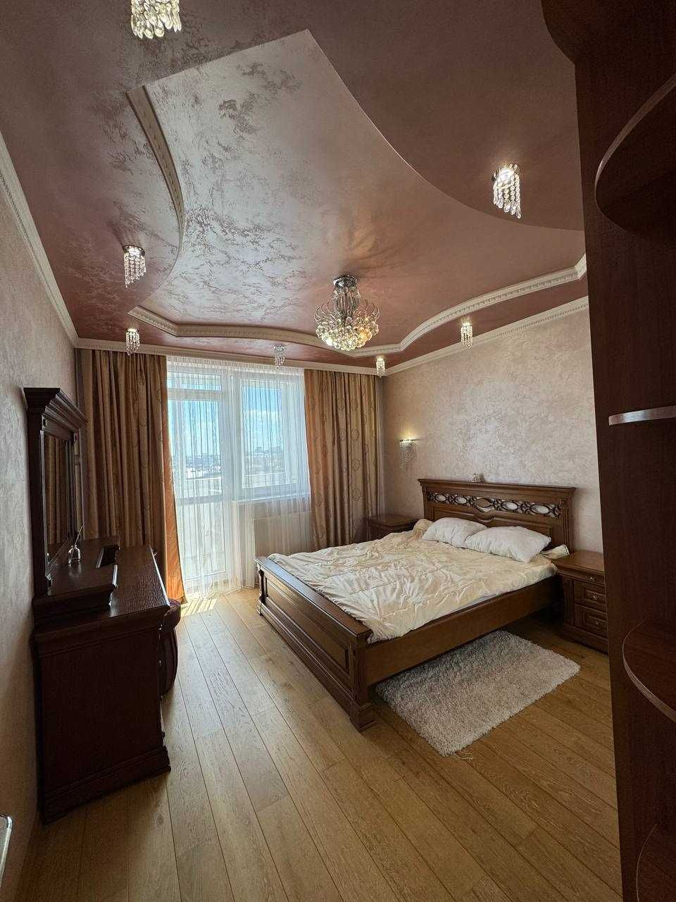 2-Room Apartment on Brativ Mikhnovskykh Street, New Building with City View