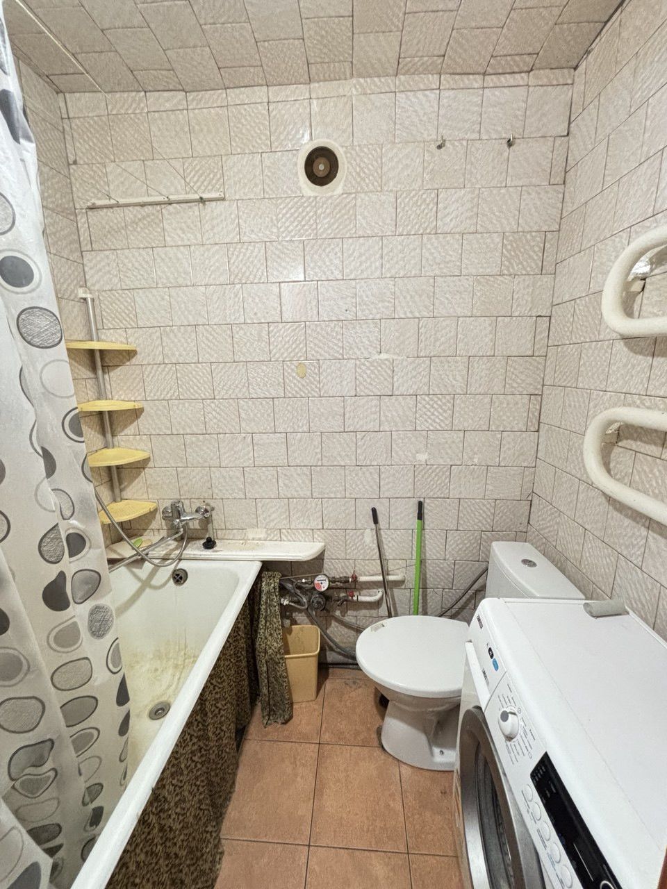 1-Bedroom Apartment in Ryasne-1, Compact and Furnished