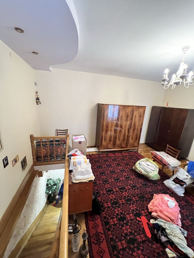 2-Level House with Separate Entrance and Parking