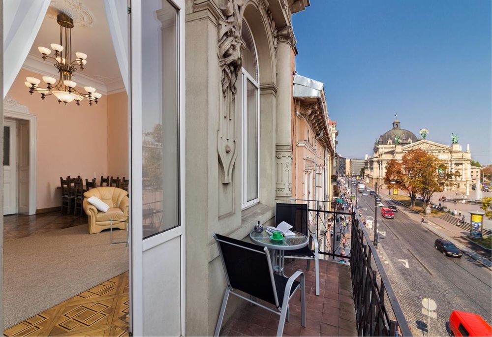 Spacious City Center Apartment with Historic Fireplace