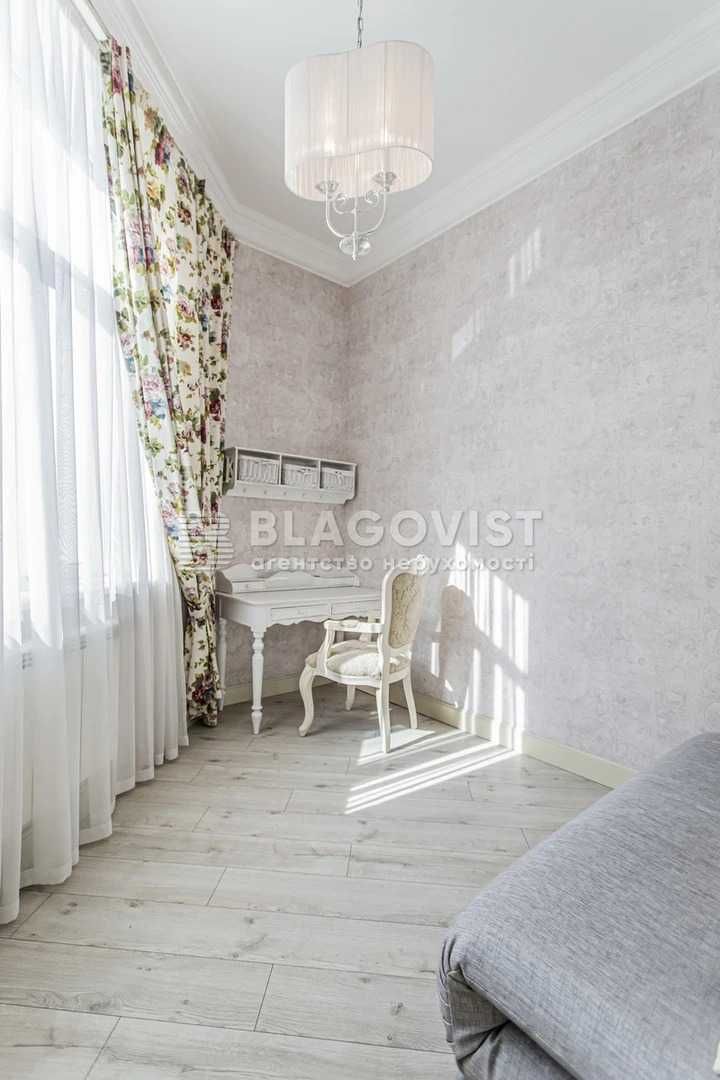 3-Room Apartment in City Center, Khreshchatyk 23, High-Quality French Provence Style