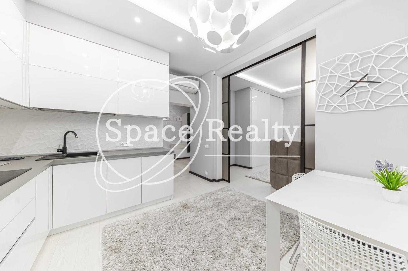 Modern 1-Bedroom Studio Apartment in Novopechersk Lipki Complex