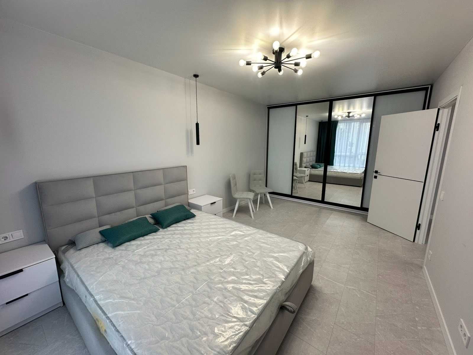 Spacious 1.5-Room Apartment in City Center with Designer Interior