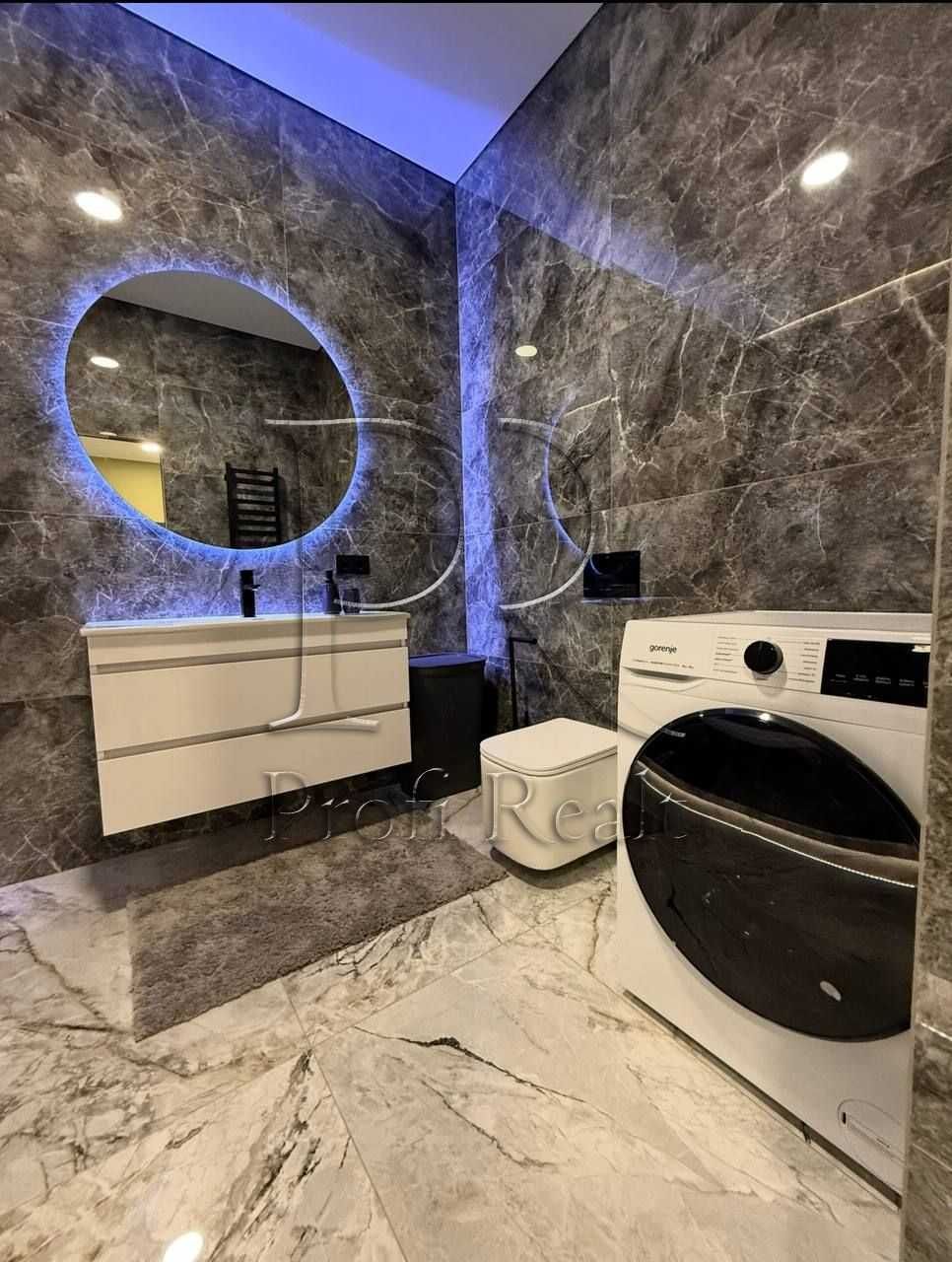 Designer Renovated Apartment in Delmar Complex with Full Amenities
