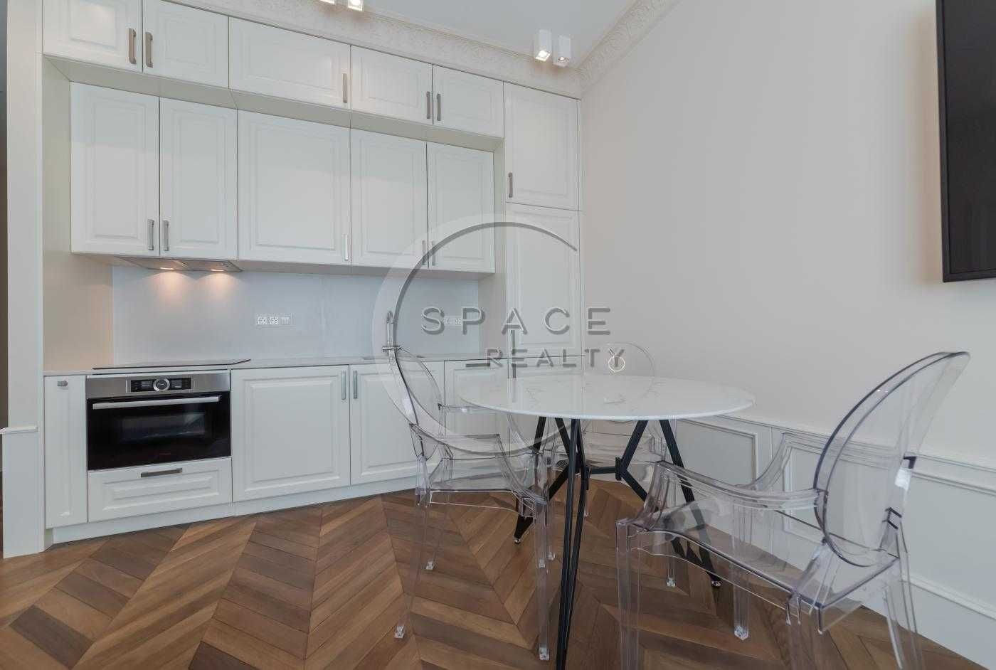 Designer Two-Room Apartment with Incredible View in Novopecherski Lipki Complex