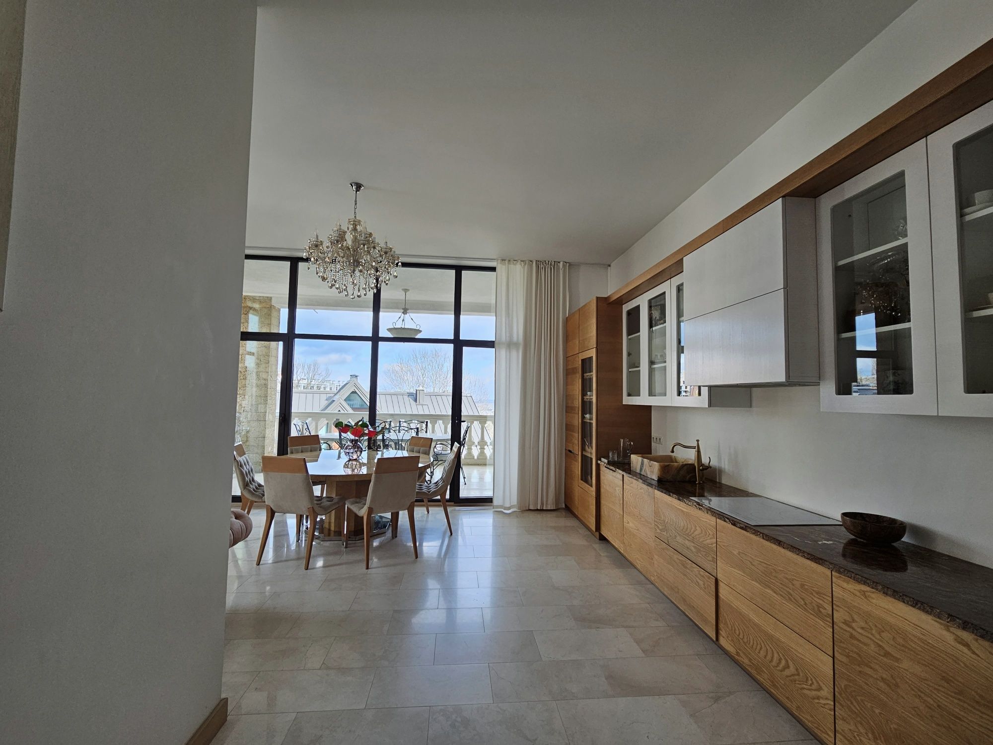 Luxurious 2-Bedroom Apartment in Historical Podil District