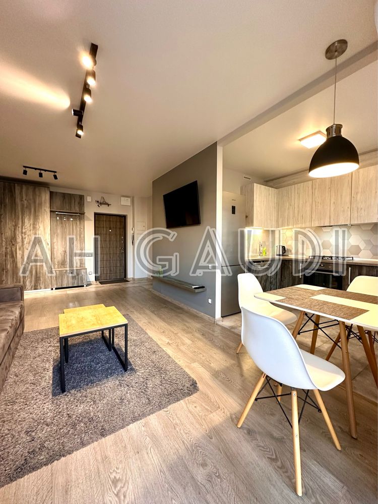 Central City Studio Apartment with Full Amenities
