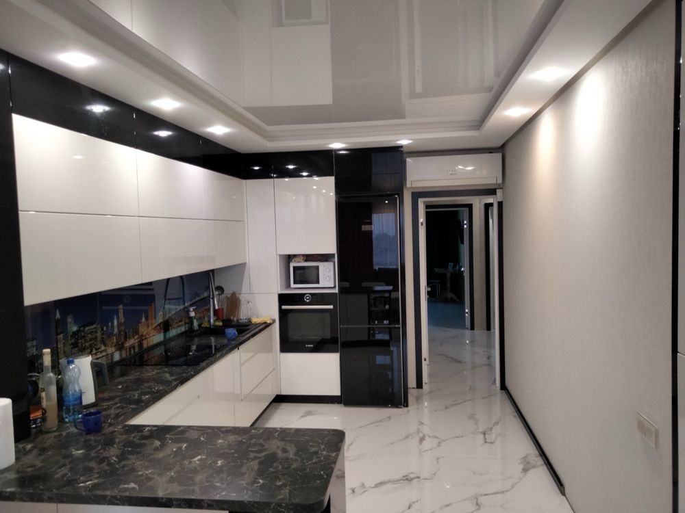 Modern 2-Bedroom Apartment with Designer Renovation near Mall