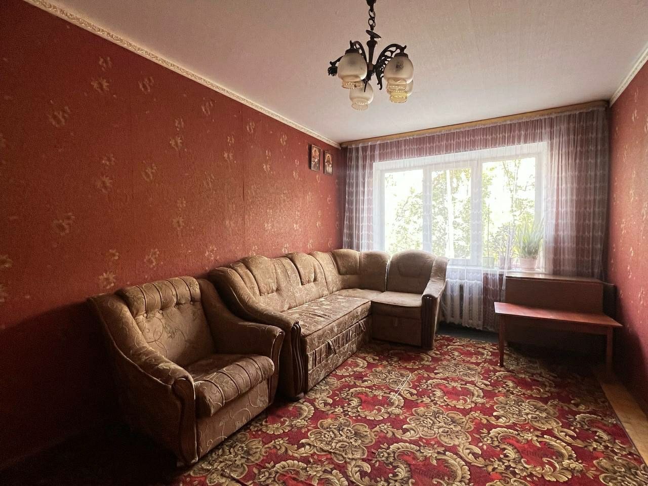 3-кімнатна квартира біля автобусної зупинки з комунальними послугами та меблями
