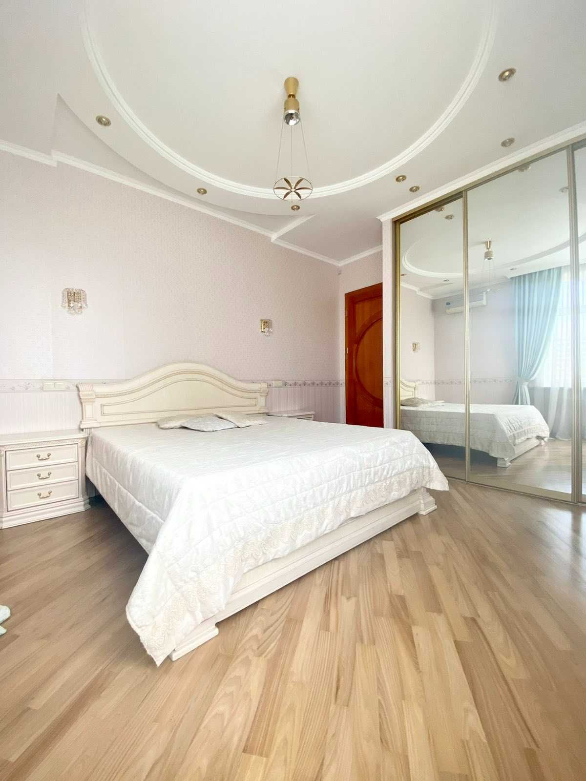 3-Bedroom Apartment with Lavra View in City Center