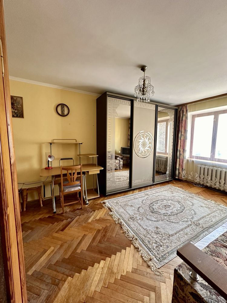 Bright 1-Bedroom Apartment with Balcony Near Chornovola