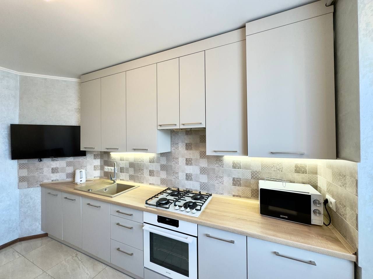 1-Bedroom Apartment with Separate Kitchen, Balcony, and Full Appliance Set