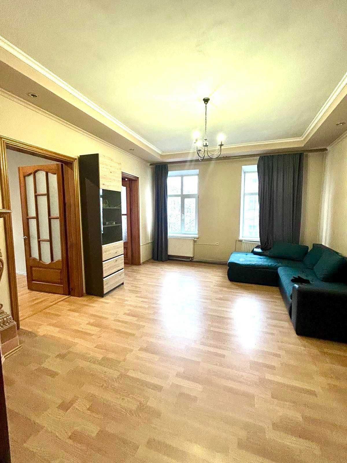 Renovated 3-Room Apartment with Fireplace in Center