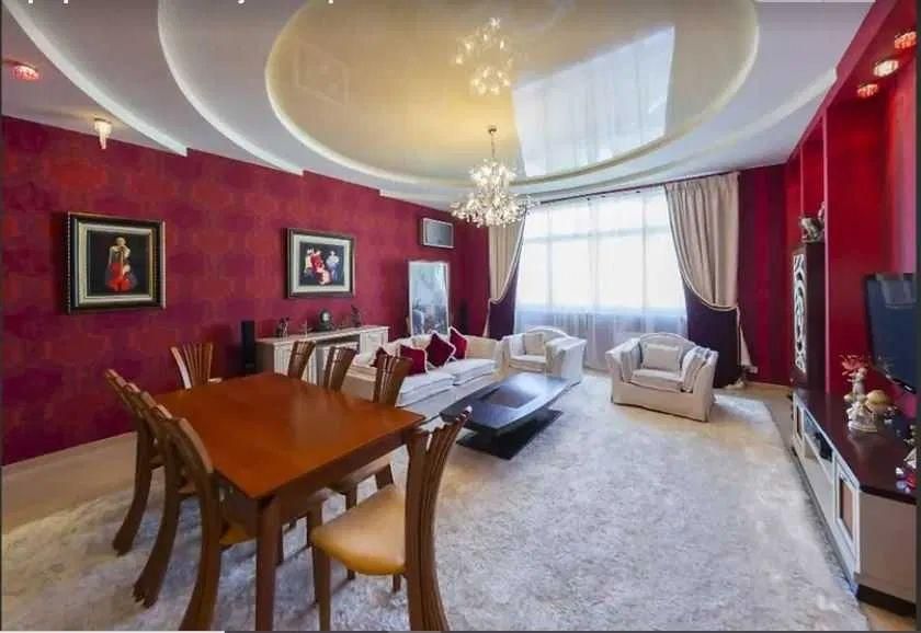 4-Room Apartment in Triumph Arch Complex, Near City Center