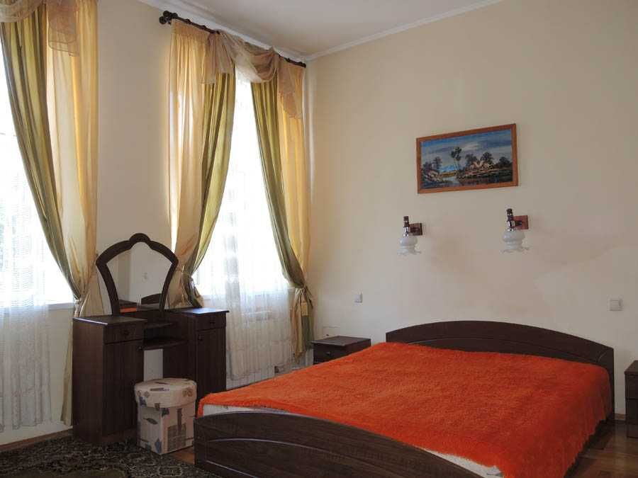 3-Bedroom Apartment in Lipki, Near Kreschatik Metro
