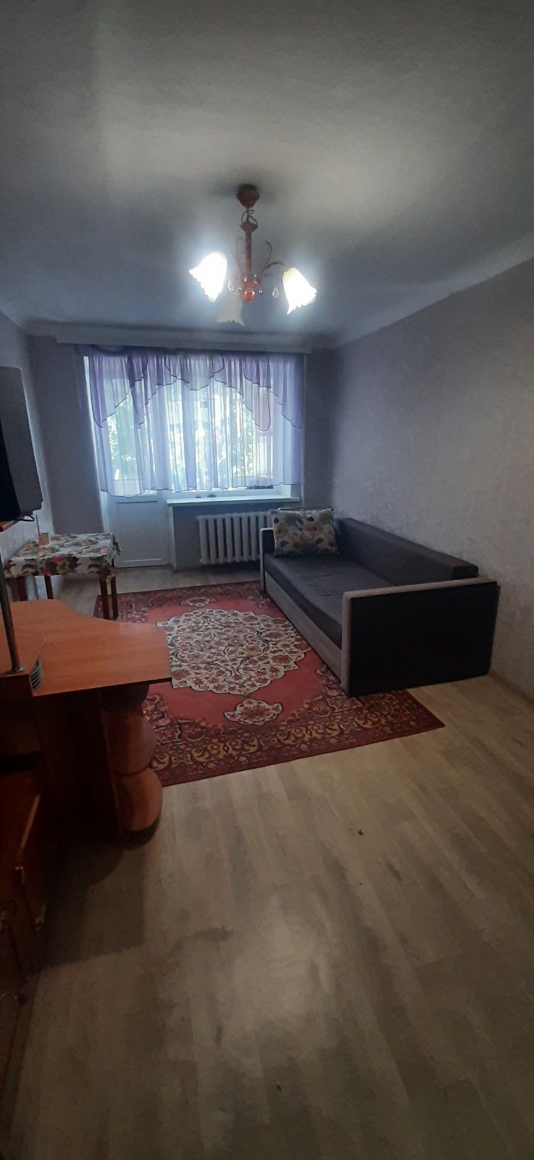One-bedroom apartment on 4th floor, close to market and shops