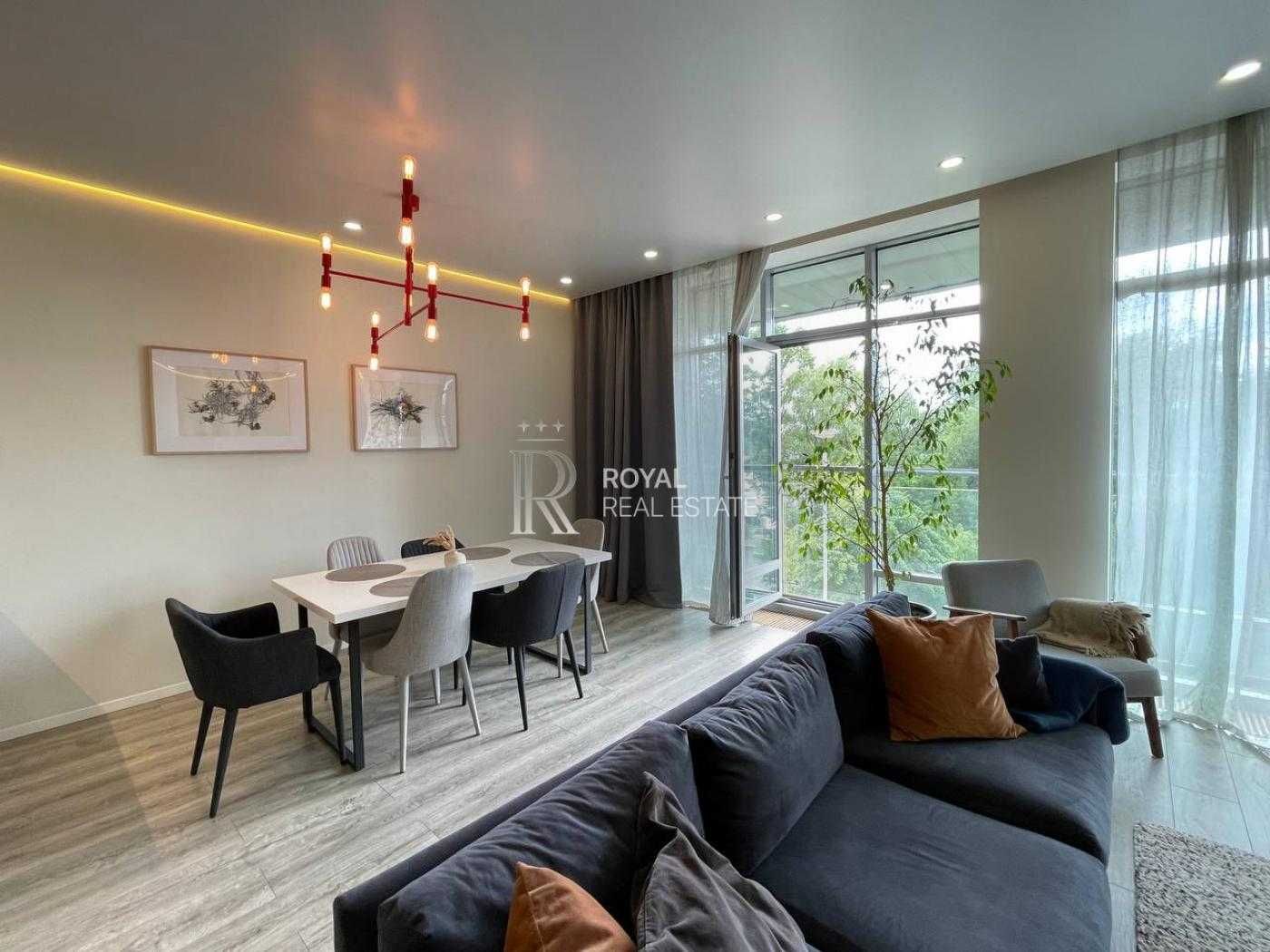 Spacious 2-bedroom apartment with designer renovation near Livoberezhna metro