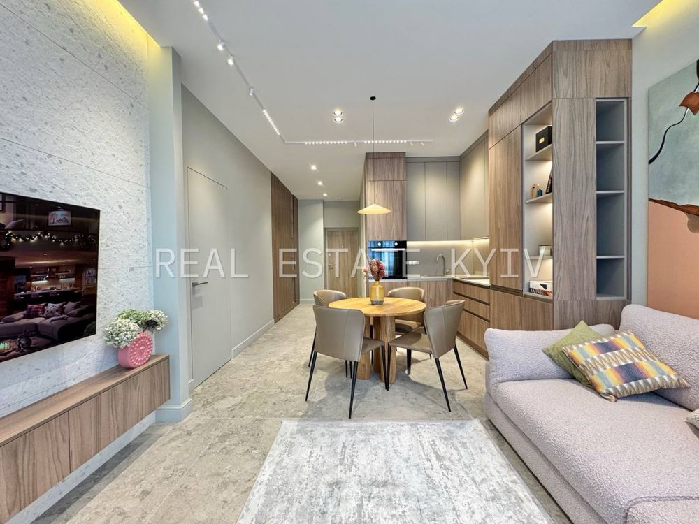 VIP 2-Room Apartment in Novopecherskie Lipki Complex