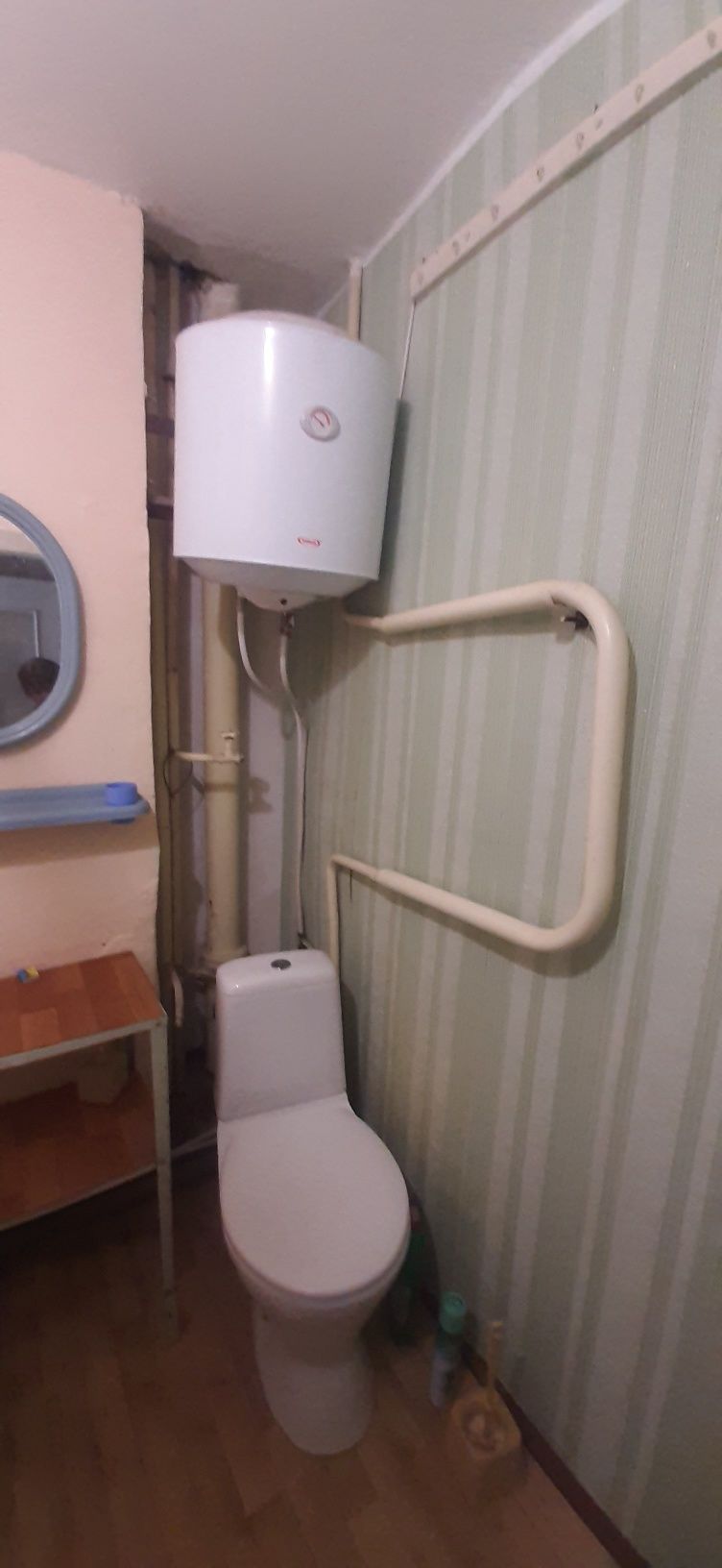 One-bedroom apartment on 4th floor, close to market and shops