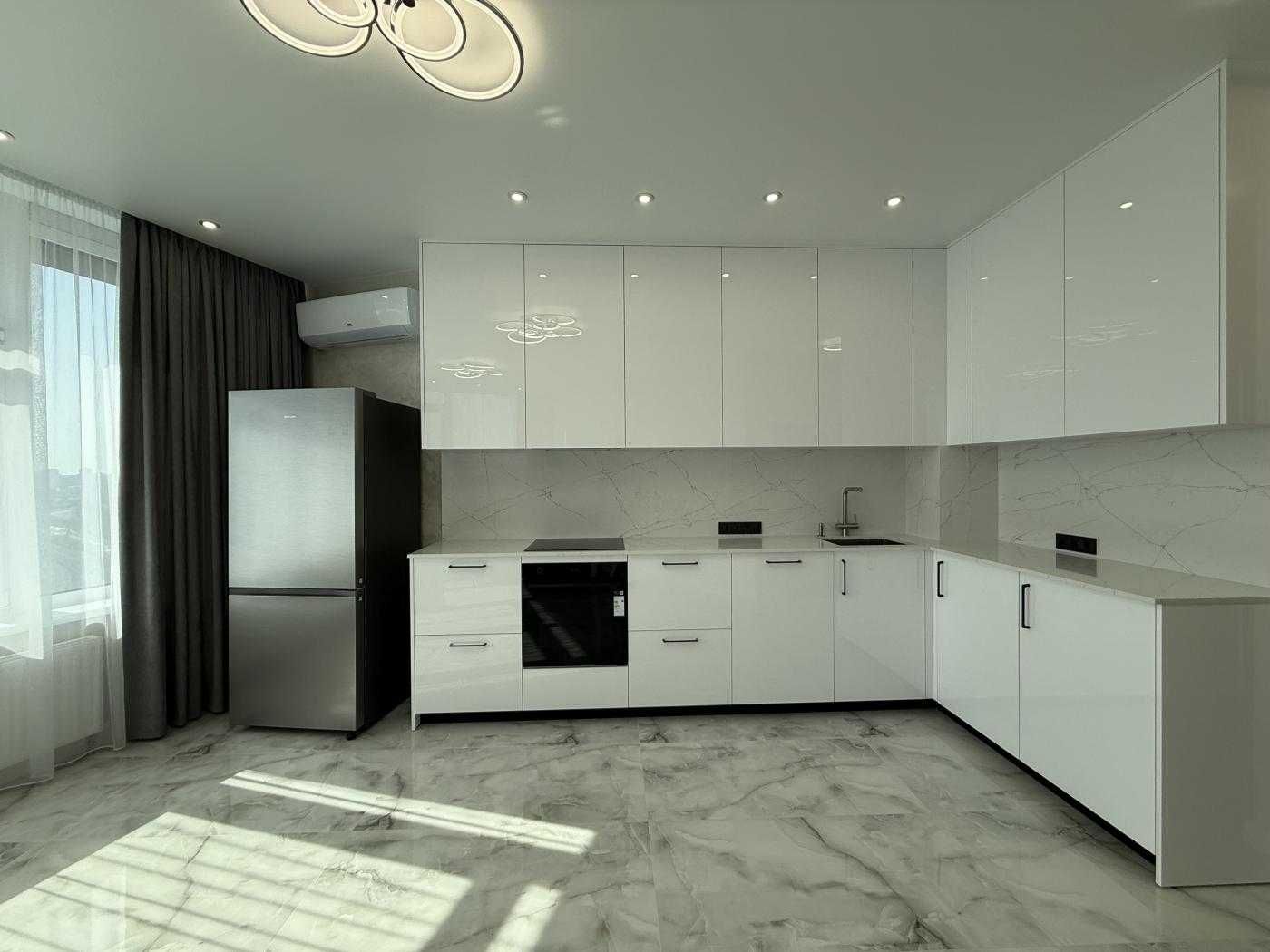 3-bedroom apartment in Manhattan City complex with designer renovation
