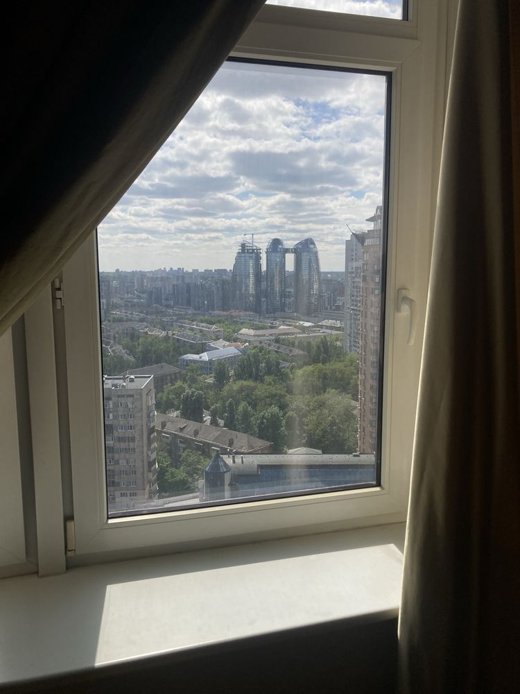 Spacious Apartment on Lesya Ukrainka Boulevard with City View