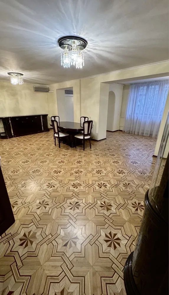 Large 4-room apartment in brick building on Bazarna Street