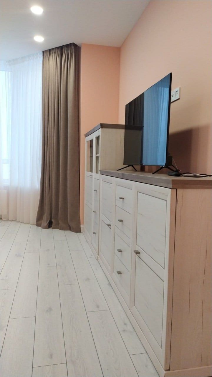 Дизайнерлік жөндеумен және заманауи ыңғайлылықтары бар екі бөлмелі пәтер