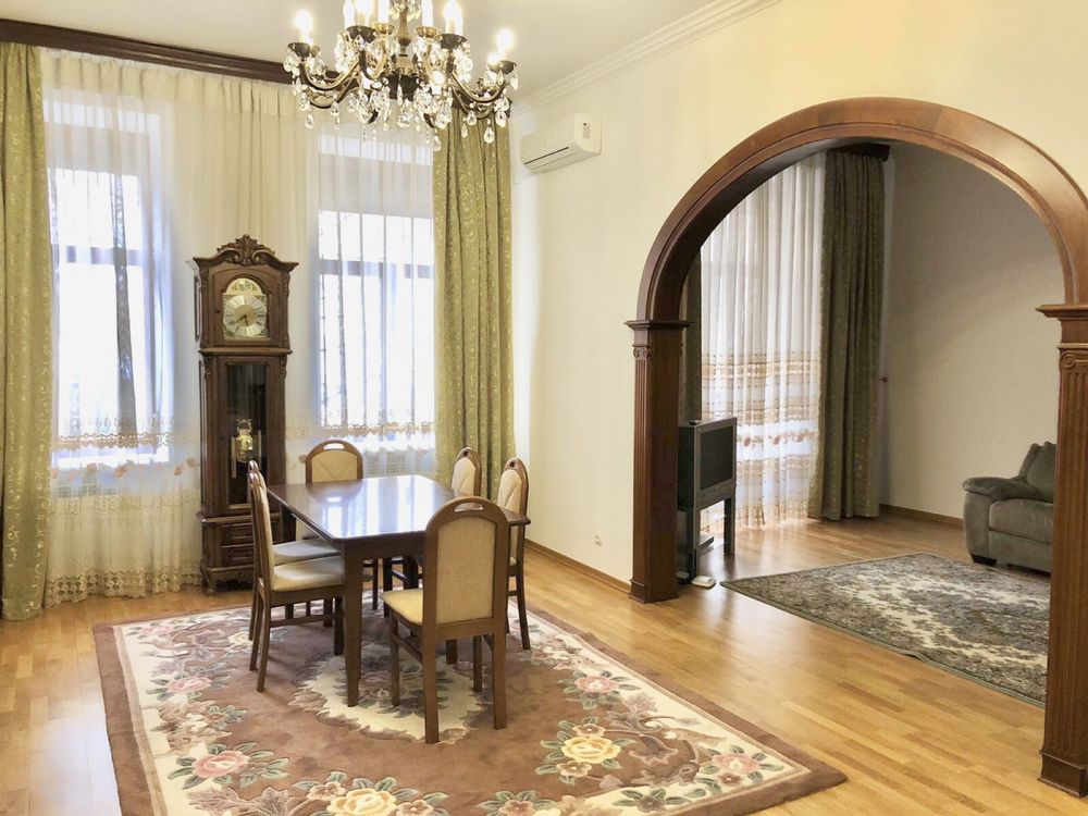 3-Room Apartment on Konovaltsia Street with Euro Renovation