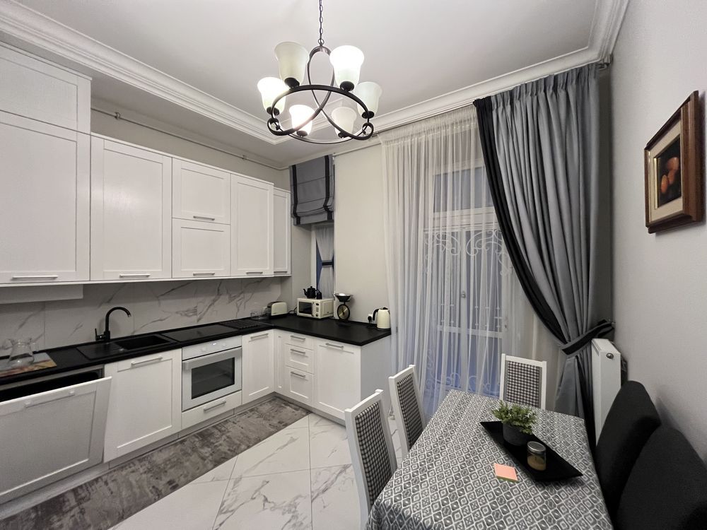 Stylish 3-Room Apartment in Lviv City Center near University and Frank Park