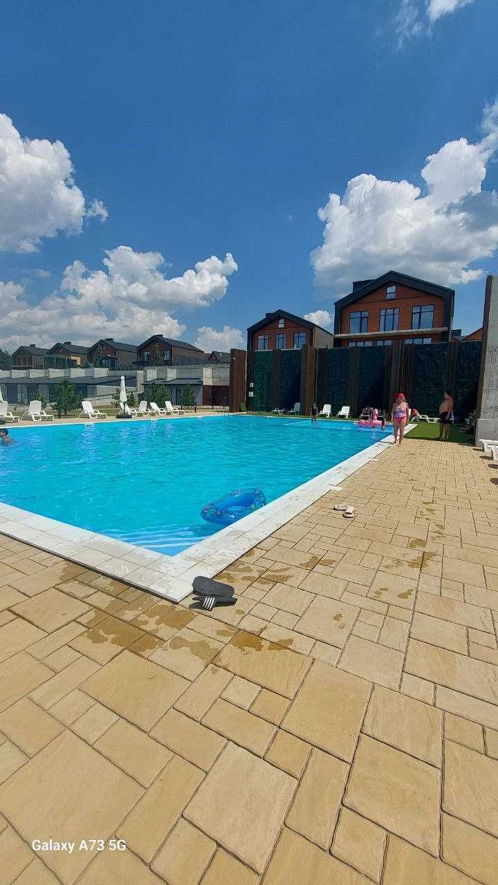 Comfort City Lagoon-дағы бассейні мен өзен көрінісі бар пәтер