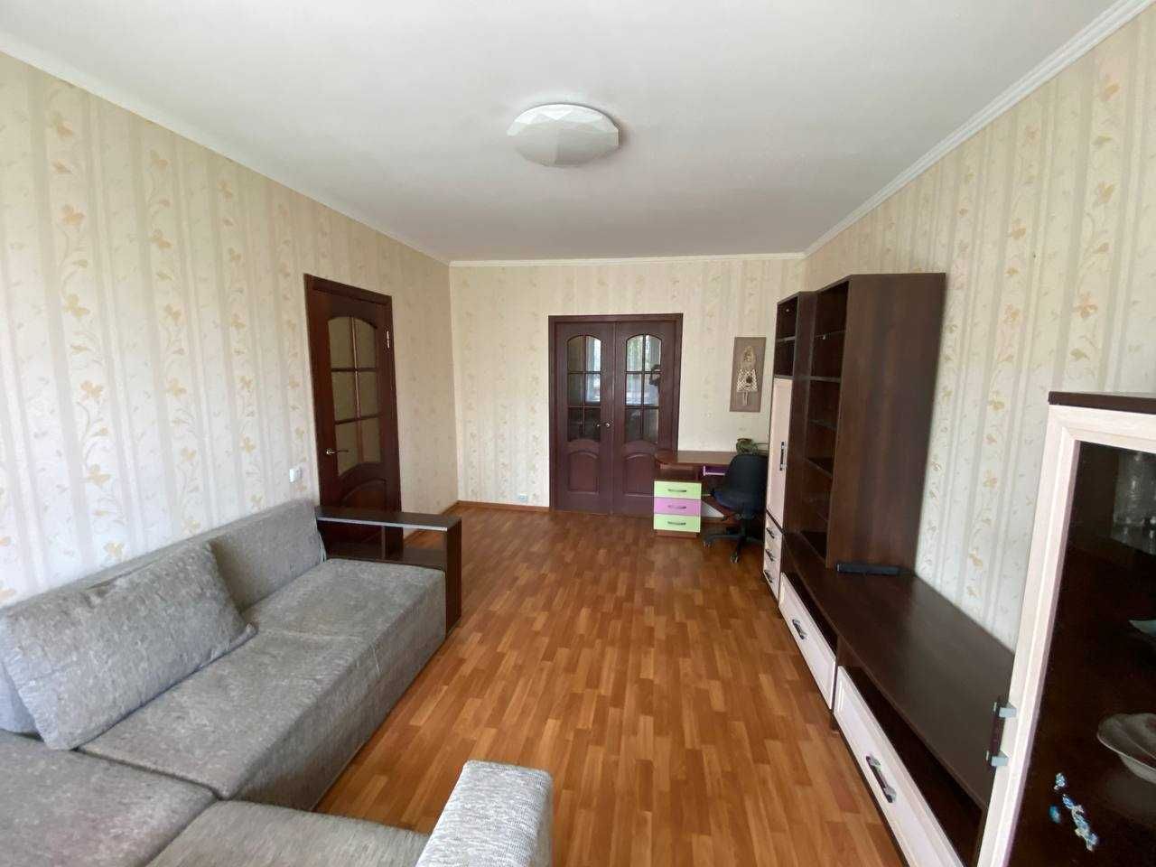 Жеңіс көшесіндегі 3 бөлмелі және жөнделген пәтер