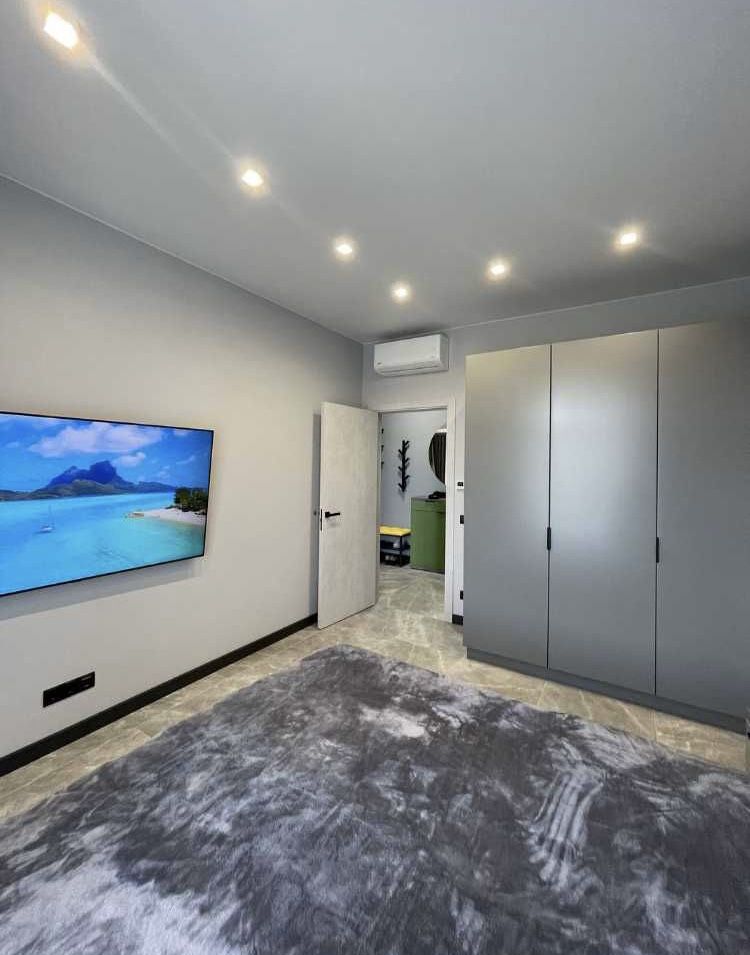 1-Bedroom Apartment in Dream City with Mountain View