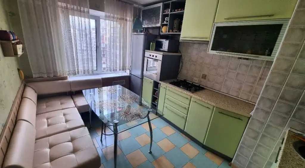 2-Room Apartment on Heroiv Avenue, Convenient Location, Pet-Friendly