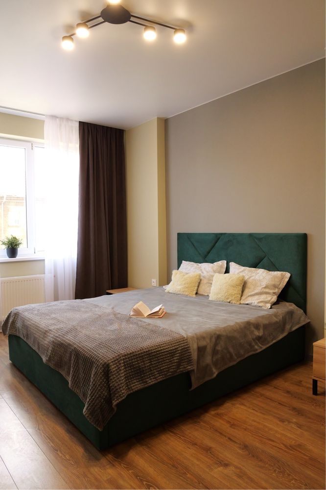 2-Room Apartment in Bahahovutivskyi Complex - Low Floor, Fully Equipped