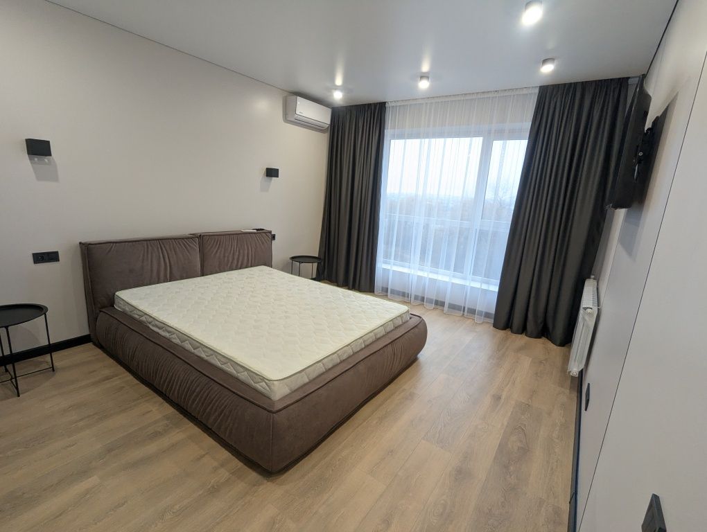 Modern Apartment with Lake View and Full Amenities