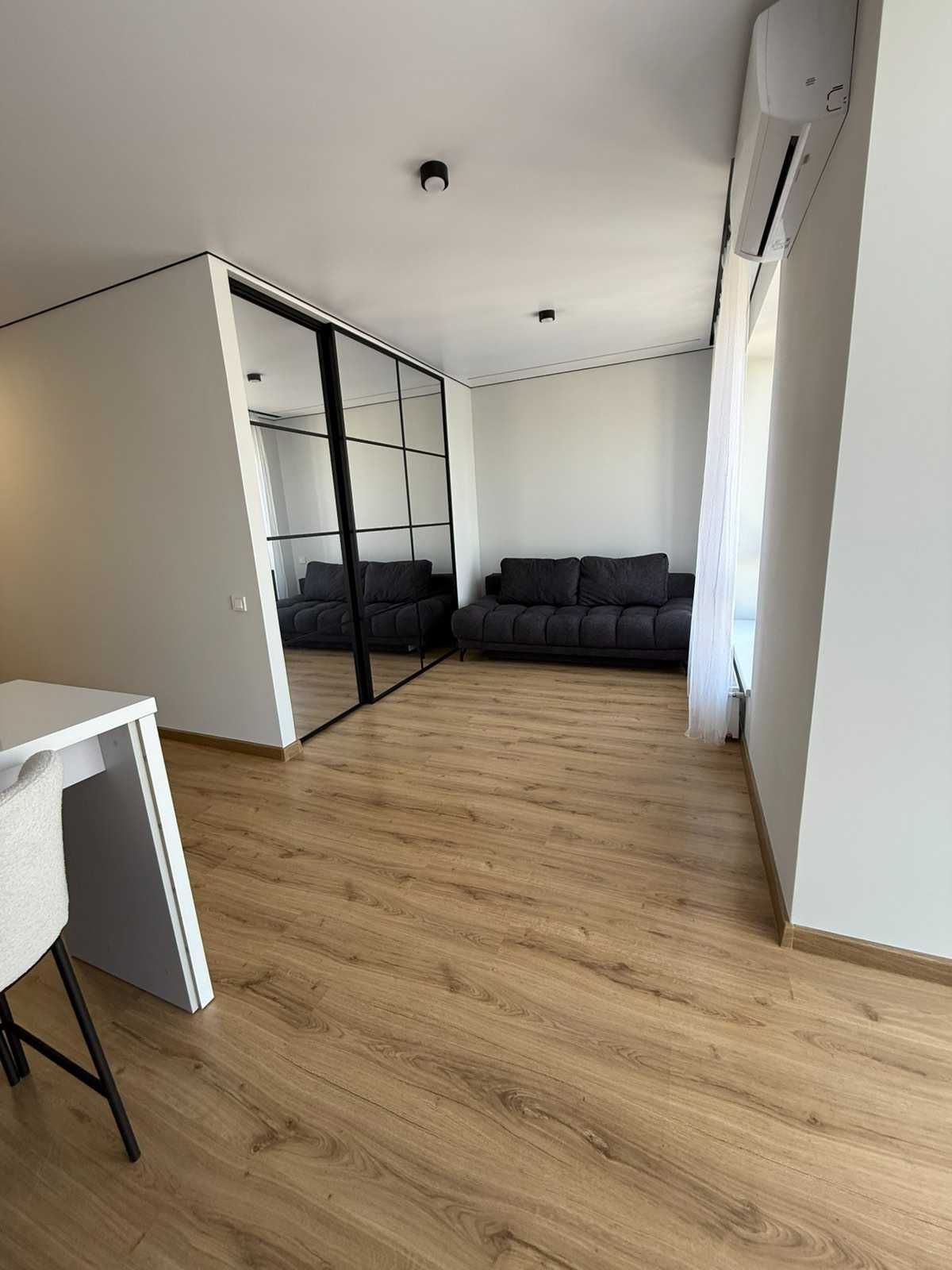Spacious 1-bedroom apartment with modern design in Knyahynyn Complex
