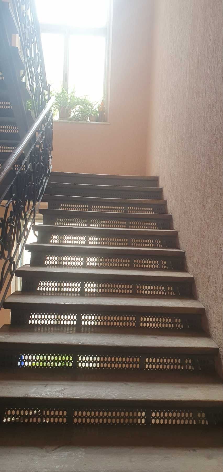 3-Room Apartment Near City Center with Two Parks, Ideal Location