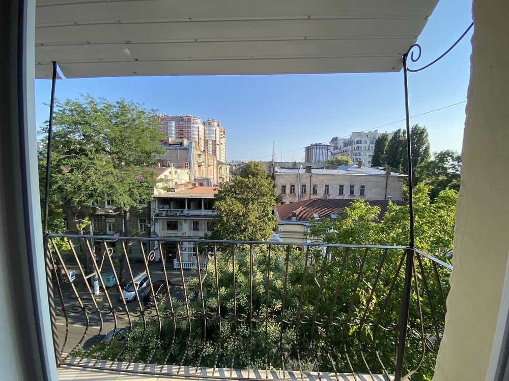 Sunny 2-Bedroom Apartment Near Park and Sea