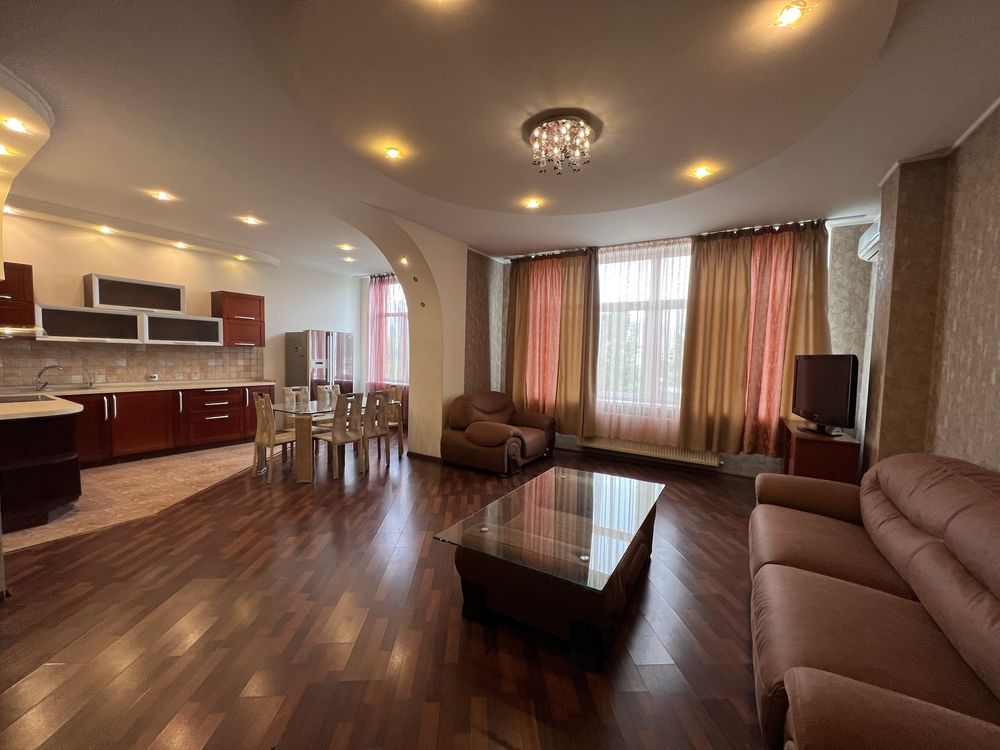 3-Room Apartment in Academic District near 5 Fountains