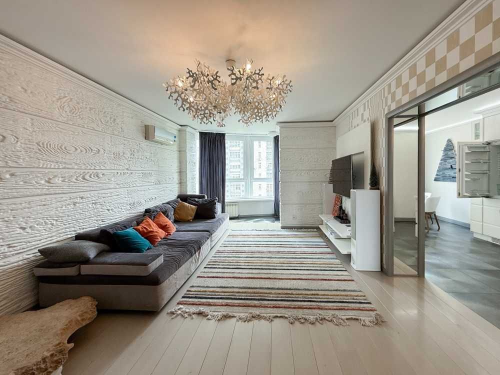 Spacious 3-Room Apartment in Kyiv's Pechersk District