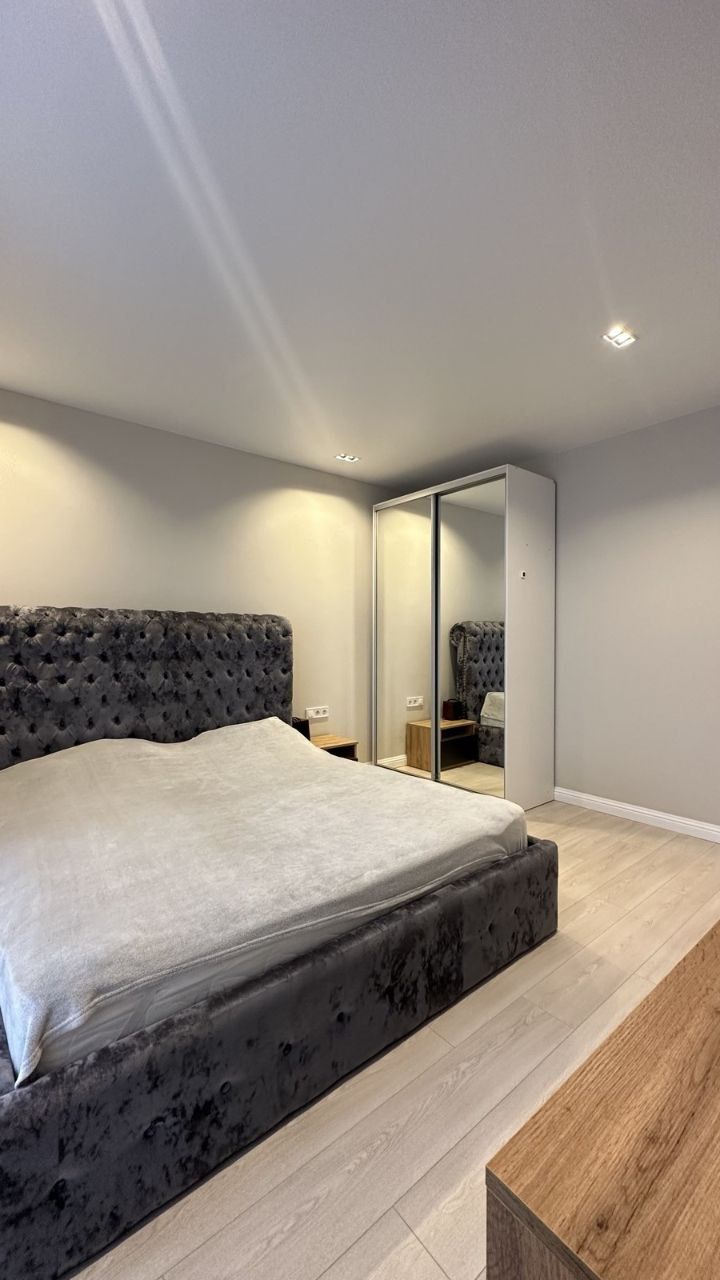 Spacious 1-bedroom apartment in central location with city view