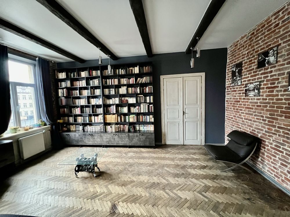 2-Room Apartment near Lviv Polytechnic with High Ceilings and Balcony