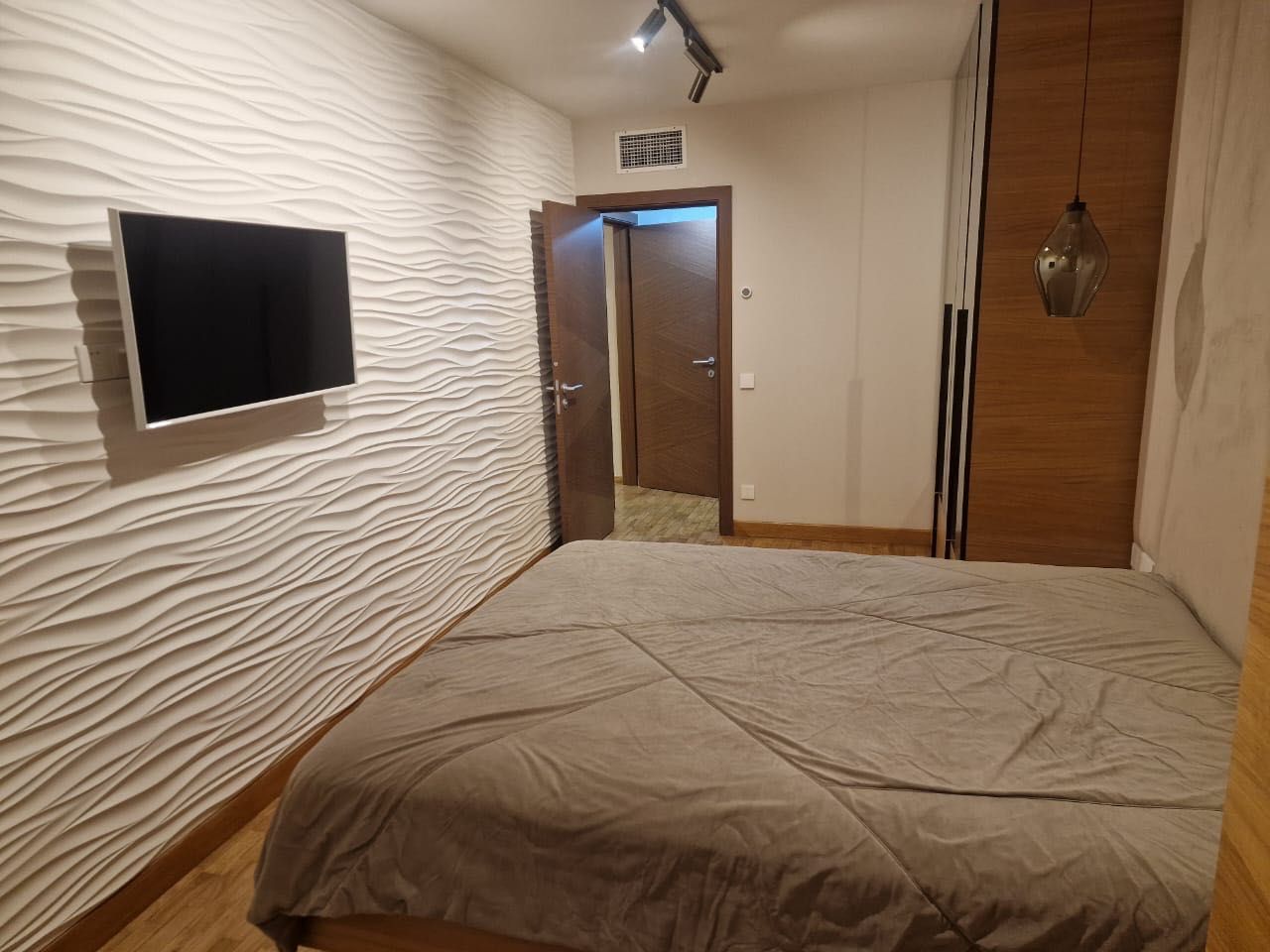 2-Room Apartment in Greek House Complex, City Center Location