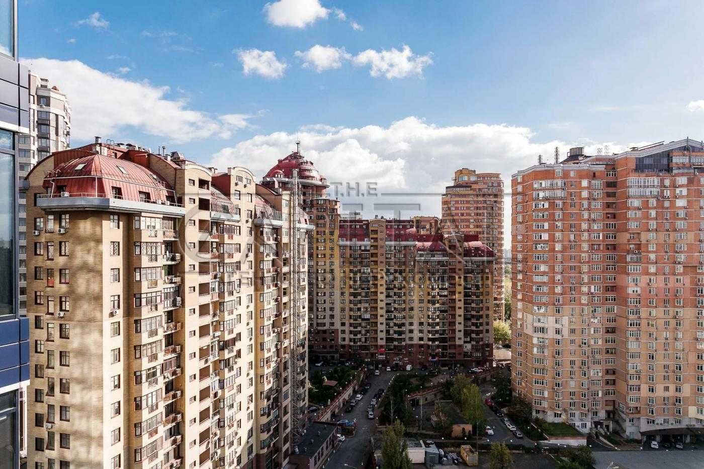 Spacious 3-bedroom apartment in Skyline residential complex