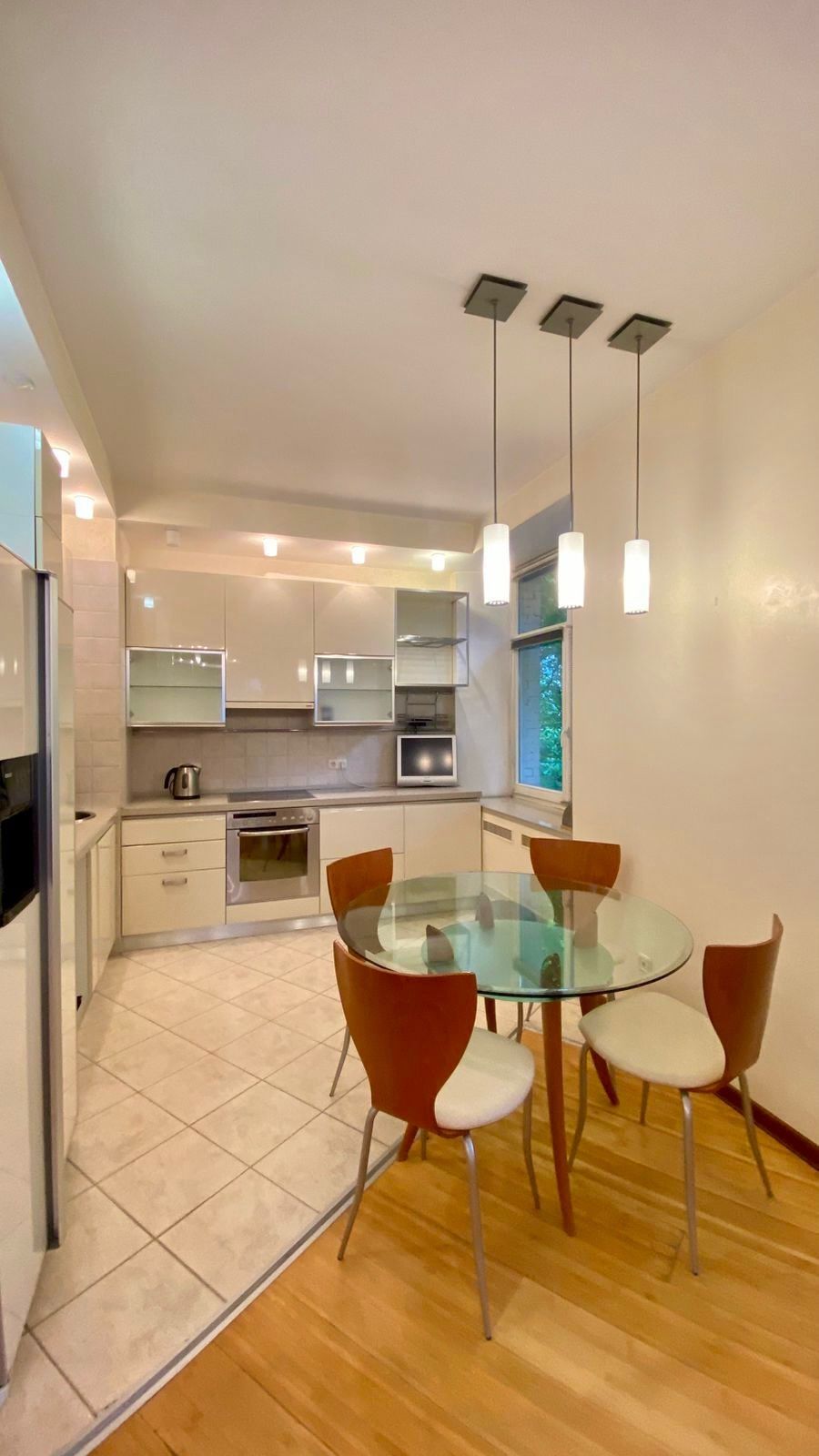 Spacious 3-room apartment in city center near Arsenalna metro