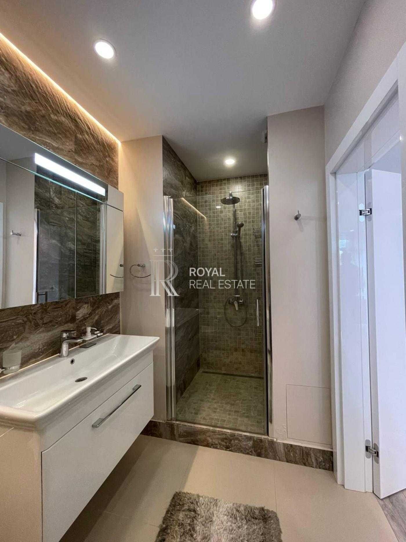 Spacious 2-bedroom apartment with designer renovation near Livoberezhna metro